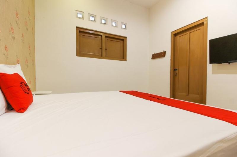 Готель Reddoorz Near Rs Sarjito Джок'якарта Екстер'єр фото